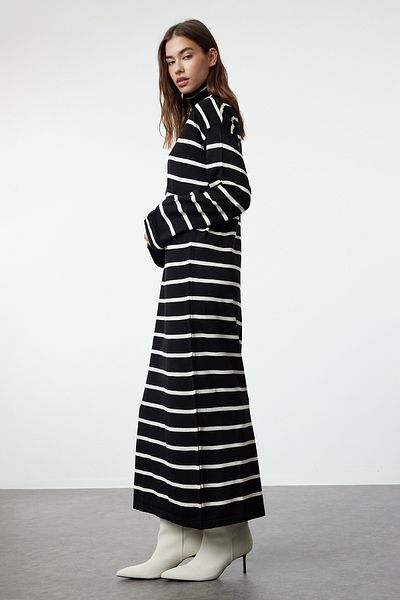 Trendyol Modest Tenké úpletové černé pruhované šaty - TCTAW25EB00014