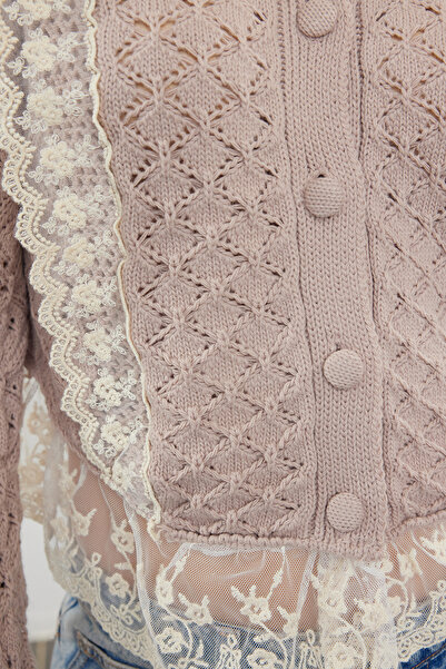 Trendyol Collection Kardigan z dzianiny Powder Crop Lace Garnish z ażurowymi zdobieniami/dziurami TWOAW24KZ01059