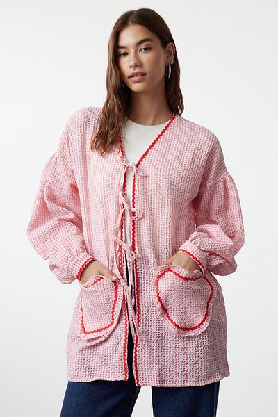 Trendyol Modest Seersucker-Hemd mit gewebtem rosa Herzmuster – Taschendetail TCTSS24TG00075