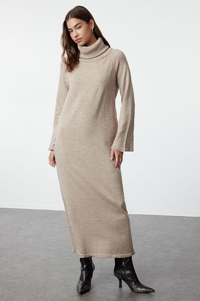 Trendyol Modest Πλεκτό φόρεμα με λαιμόκοψη ανοιχτό καφέ - μακριά και απαλή υφή TCTAW25EB00009