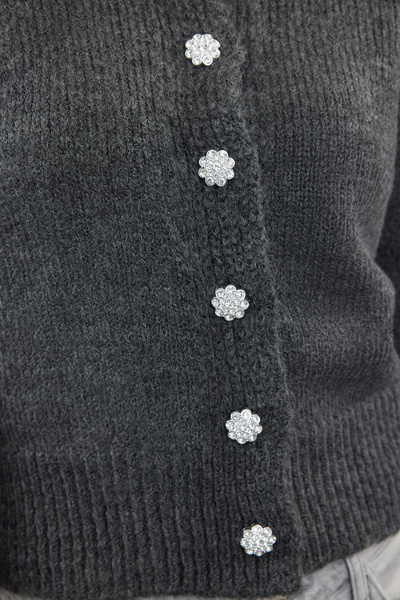 Trendyol Collection Anthrazitfarbener Strick-Cardigan mit Juwelenknöpfen – weiche Textur TWOAW21HI0034