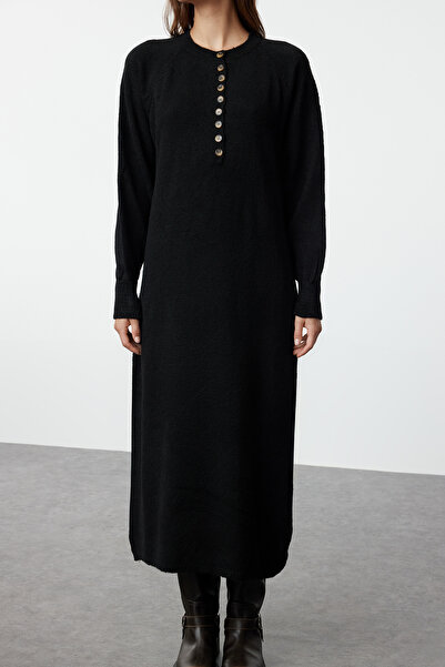 Trendyol Modest Czarna sukienka z dzianiny z rękawami typu balon, miękka, teksturowana, zapinana na guziki Tctaw25Eb00028