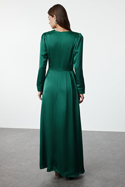 Trendyol Modest Βραδινό φόρεμα από σατέν υφασμένο σμαραγδί πράσινο - βραδινό φόρεμα με ζώνη TCTSS24DB00067