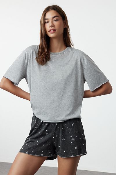 Trendyol Collection Grau meliertes, gemustertes Baby-Overlock-Pyjama-Set mit detaillierten Shorts THMSS24PT00203