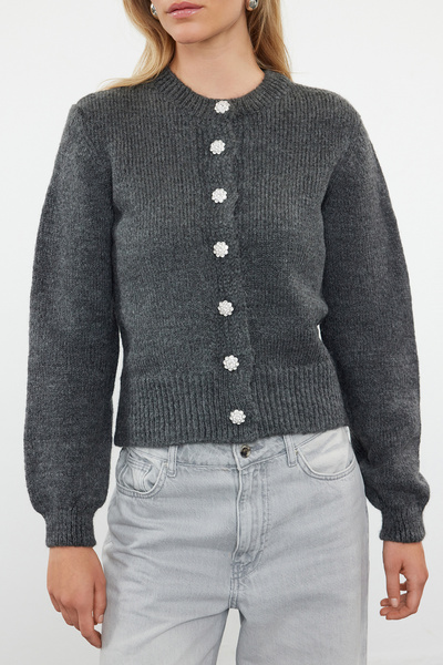 Trendyol Collection Anthrazitfarbener Strick-Cardigan mit Juwelenknöpfen – weiche Textur TWOAW21HI0034
