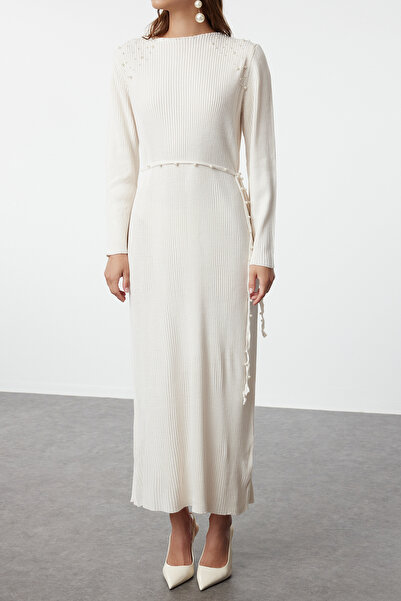 Trendyol Modest Πλεκτό φόρεμα με πέτρινο μαργαριτάρι με λεπτομέρειες TCTAW25EB00010