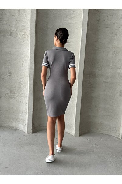 BEJNA Pruhované dámské šaty s pružným šedým polo límečkem