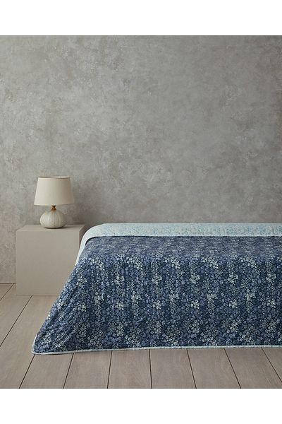 English Home غطاء فردي من Floral Harmony باللون الأزرق الفاتح متعدد الأغراض