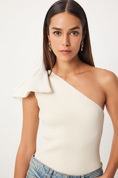 Happiness İstanbul Cremefarbene Strickbluse mit One-Shoulder-Schleife - PF00075