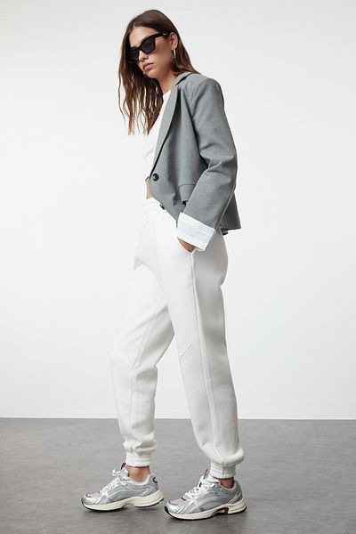 Trendyol Collection Ecru Basic Jogger Πλεκτό Φλις Παντελόνι Φούτερ με Χοντρό Εσωτερικό TWOAW21EA0010