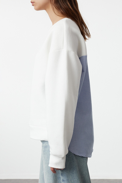 Trendyol Collection Pletená mikina - Ecru Poplin Detailed, Wide Fit TWOAW25SW00026