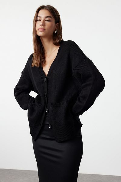 Trendyol Collection Schwarzer Basic-Cardigan aus weicher, strukturierter Strickware TWOAW20HI0213