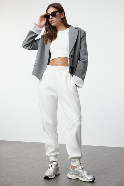 Trendyol Collection Ecru Basic Jogger Πλεκτό Φλις Παντελόνι Φούτερ με Χοντρό Εσωτερικό TWOAW21EA0010