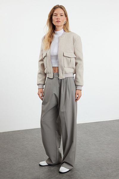 Trendyol Collection Nerzfarbene Bomberjacke mit Kachet-Stickerei – TWOAW25MO00085