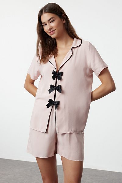 Trendyol Collection Sada viskózového pyžama - pudrová stuha, mašle a detail lemování THMSS24PT00290