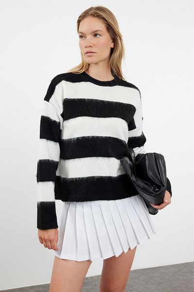 Trendyol Collection Sweter z okrągłym dekoltem w paski z miękkiej dzianiny - czarny Twoaw25Kz00274