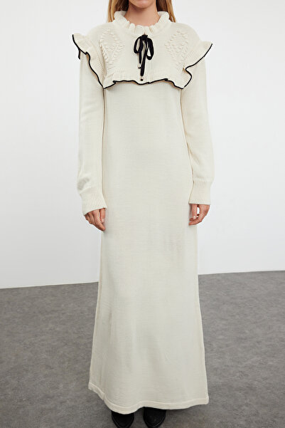 Trendyol Modest Dlouhé úpletové šaty – krémově černé, detail lemu, TCTAW25EB00017