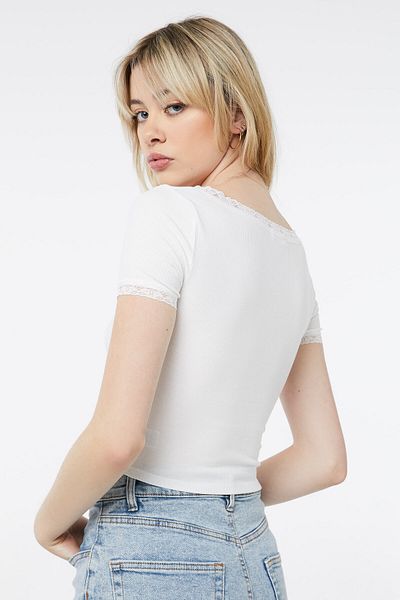 Ardene تي شيرت قصير مزين بالدانتيل