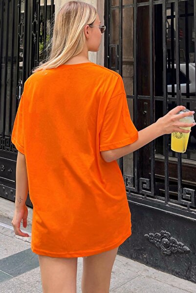 Swist Damska koszulka oversize z pomarańczowym nadrukiem anioła