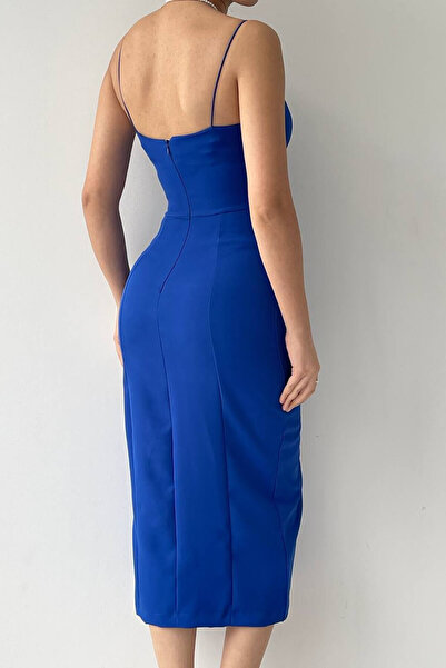 Afiş Butik Šaty s provazovým popruhem s detailním rozparkem