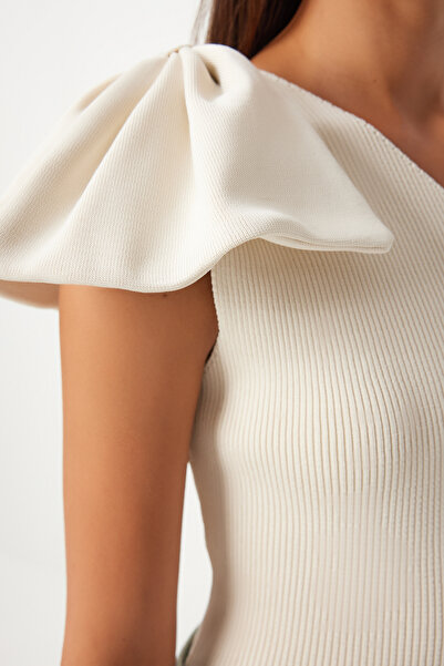 Happiness İstanbul Bluză crem din tricotaj cu fundă cu un umăr - PF00075