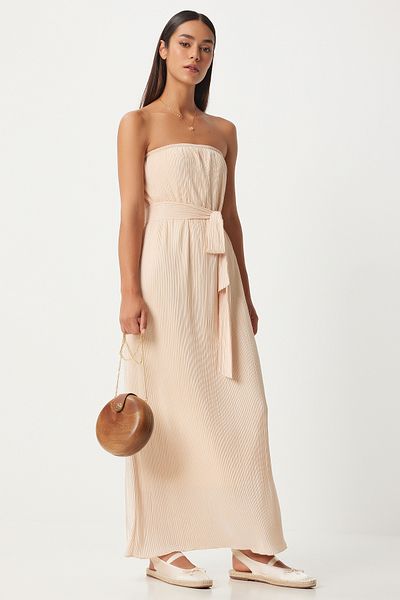 Happiness İstanbul Cremefarbenes trägerloses Plisseekleid mit Gürtel für Damen - FN03237