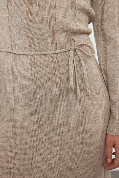 Trendyol Collection Sukienka maxi z dzianiny Mink - miękka faktura i wiązanie Twoaw25El00031