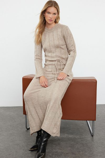 Trendyol Collection Πλεκτό φόρεμα Mink Maxi - με απαλή υφή και λεπτομέρεια γραβάτας TWOAW25EL00031