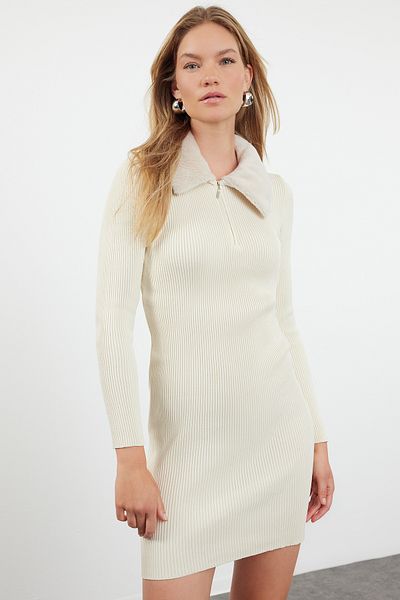 Trendyol Collection Μίνι πλεκτά φόρεμα με λεπτομέρεια από ψεύτικη γούνα - Stone TWOAW24EL00022