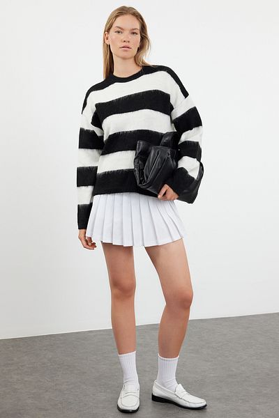 Trendyol Collection Sweter z okrągłym dekoltem w paski z miękkiej dzianiny - czarny Twoaw25Kz00274