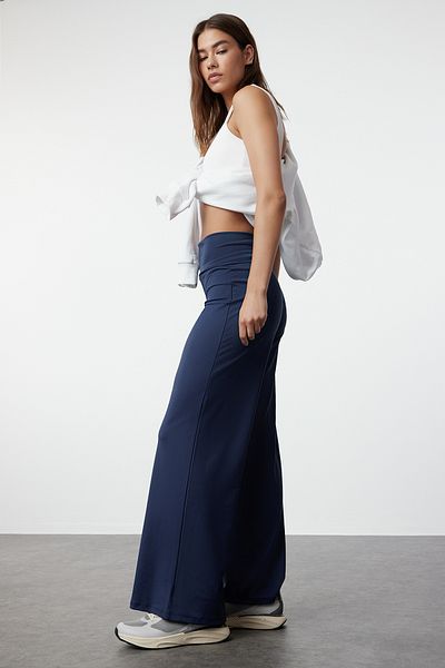 Trendyol Collection Dunkelblaue Sport-Jogginghose mit weitem Bein – Taille faltbar TWOAW23EA00016