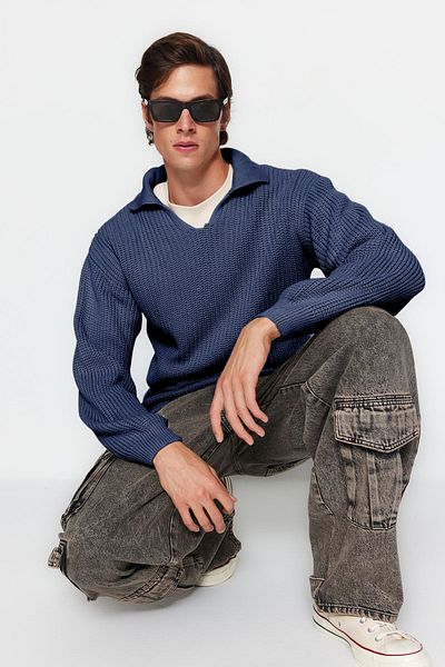 Trendyol Collection Unisex-Strickpullover mit Indigo-Polokragen – reguläre Passform, kein Pilling TMNAW24KZ00008