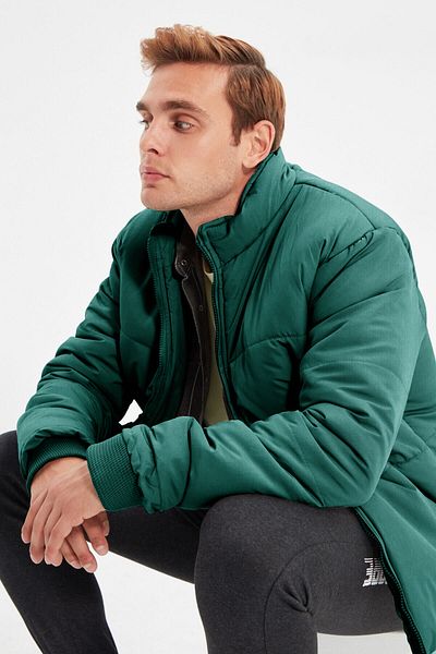 Trendyol Collection Dunkelgrüne, wind- und wasserabweisende Pufferjacke mit normaler Passform und Taschen TMNAW22MO0091