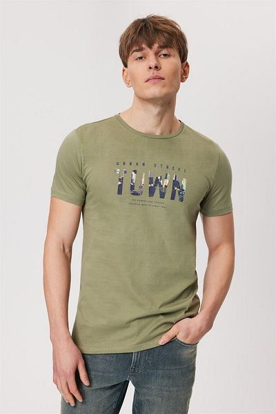 Lee Cooper تي شيرت كاكي للرجال من Town - رقبة على شكل حرف A
