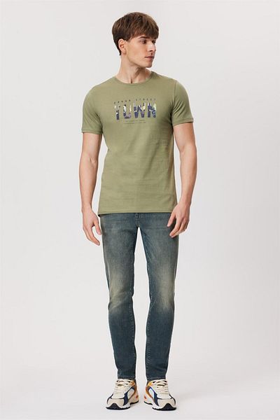 Lee Cooper تي شيرت كاكي للرجال من Town - رقبة على شكل حرف A