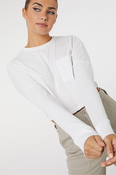 Ardene تي شيرت أساسي ذو قصة قصيرة للغاية مع جيب