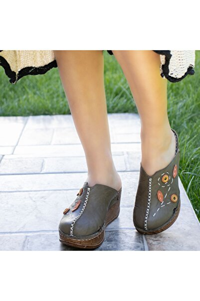 CONSUELO Δερμάτινες παντόφλες ορθοπεδικές με σφήνα τακούνι 11407