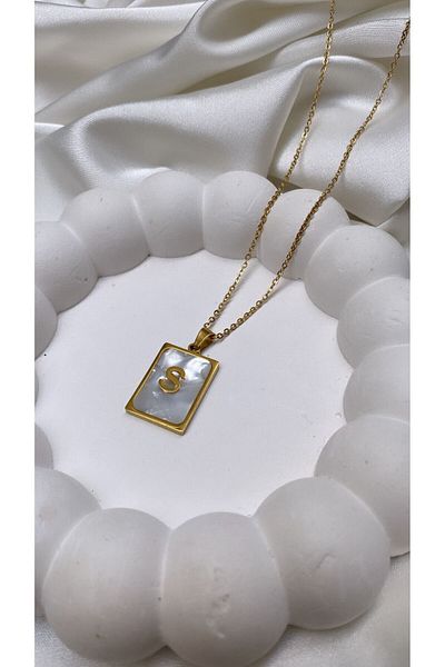 Accessories قلادة بحروف ذهبية اللون