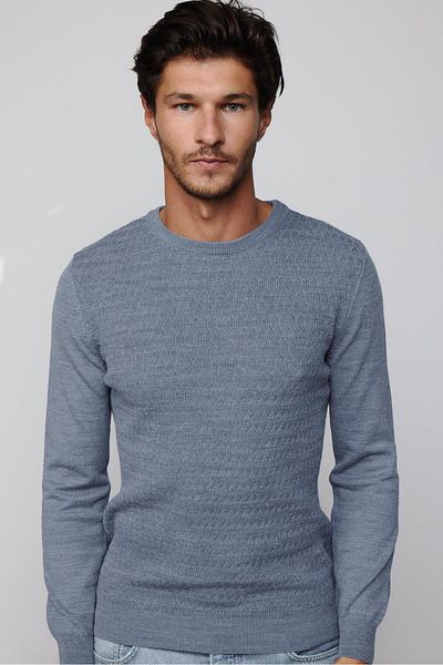 Tudors Herren-Strickpullover mit schmaler Passform, Rundhalsausschnitt und selbstgemustertem Indigo