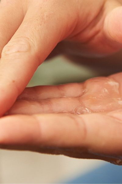 THE BODY SHOP منظف البشرة المركز من إديلويس