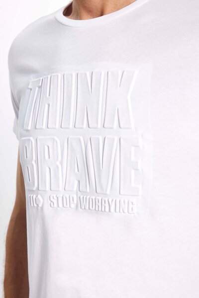 Tudors Λευκό T-Shirt με λαιμόκοψη - 100% βαμβάκι, απαλή υφή, στάμπα και λεπτή εφαρμογή