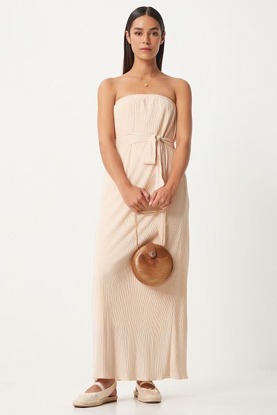 Happiness İstanbul Cremefarbenes trägerloses Plisseekleid mit Gürtel für Damen - FN03237