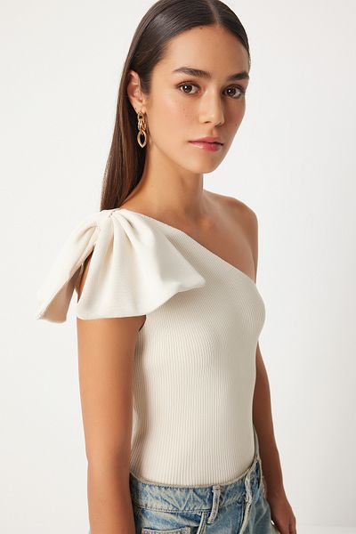 Happiness İstanbul Cremefarbene Strickbluse mit One-Shoulder-Schleife - PF00075