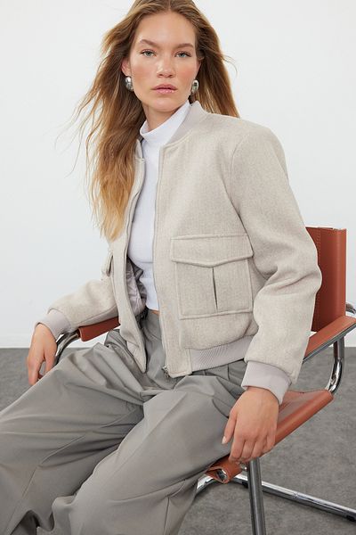 Trendyol Collection Nerzfarbene Bomberjacke mit Kachet-Stickerei – TWOAW25MO00085