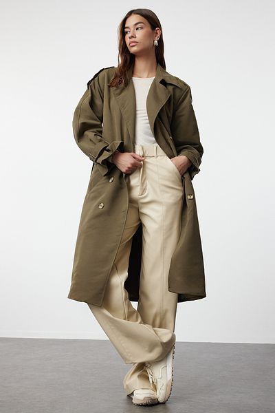 Trendyol Collection Khakifarbener Windjacke mit Gürtel, detaillierter, wasserabweisender langer Trenchcoat TWOSS21TR0005