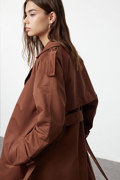 Trendyol Collection Wasserabweisender brauner Trenchcoat mit Gürtel - TWOSS20TR0012