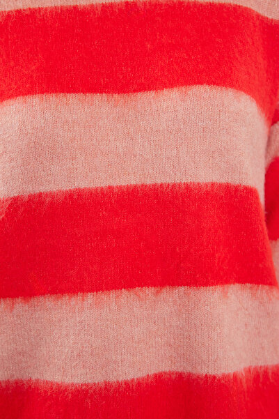 Trendyol Collection Pulover din tricot moale cu dungi roșii cu gât roșu - TWOAW25KZ00274