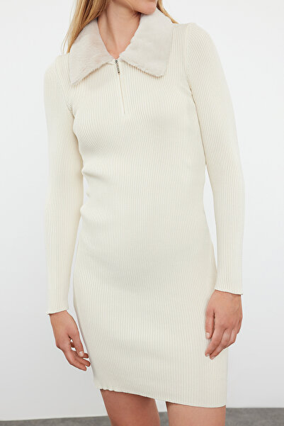 Trendyol Collection Detailní šaty z úpletu z umělé kožešiny - Stone Twoaw24El00022