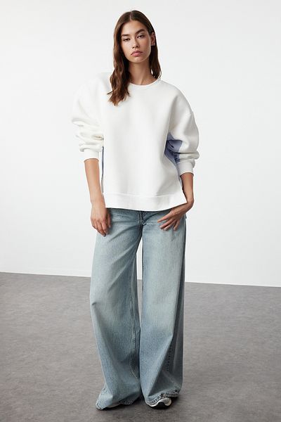 Trendyol Collection Pletená mikina - Ecru Poplin Detailed, Wide Fit TWOAW25SW00026