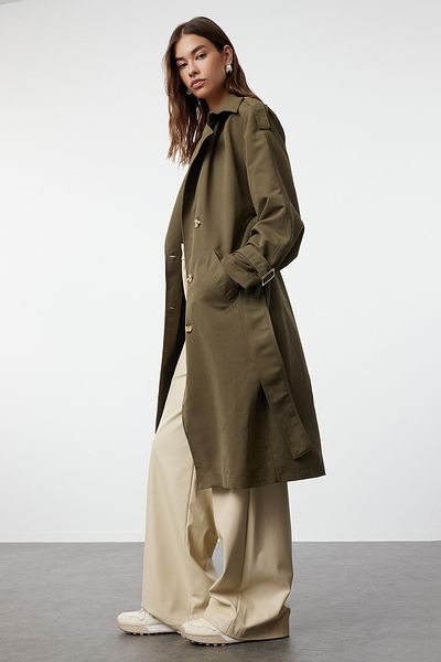 Trendyol Collection Khakifarbener Windjacke mit Gürtel, detaillierter, wasserabweisender langer Trenchcoat TWOSS21TR0005